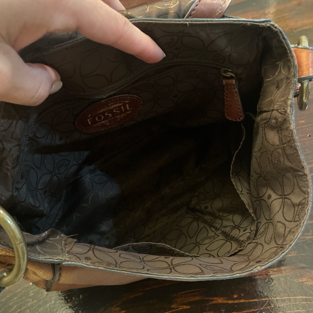 Fossil Brown Leather Crossbody Bag with Timeless Design - Picture 4 of 8